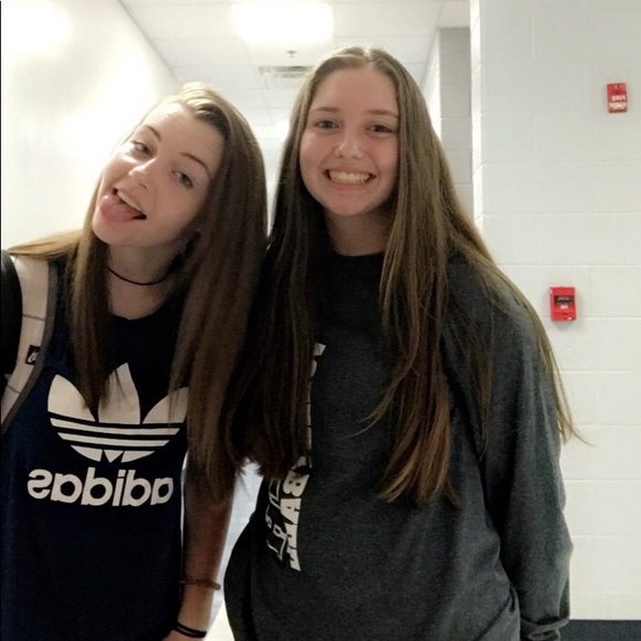 Meet your Posher, Caitlin🔅 - Picture 4 of 4